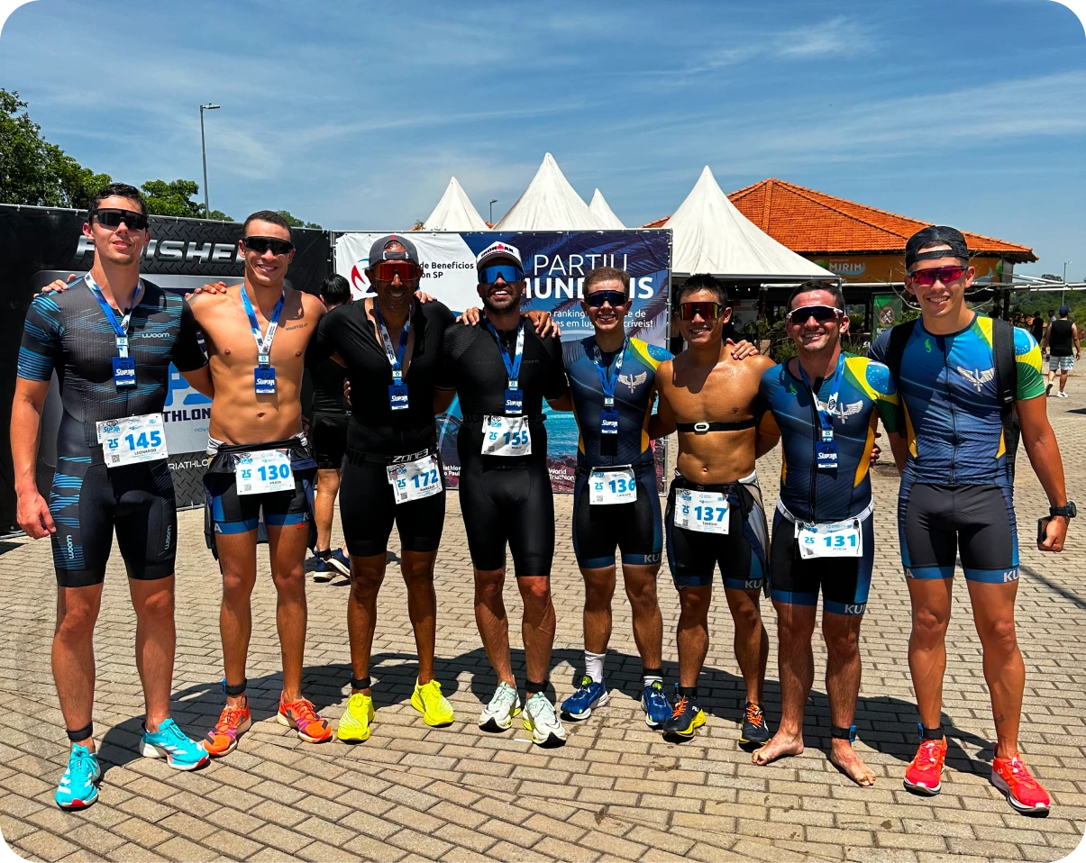 Grupo de atletas do Projeto Ironman após completar a prova